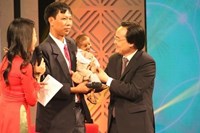 Xúc động chuyện cậu bé tí hon Đinh Văn K'Rể bắt tay Bộ trưởng Bộ Giáo dục